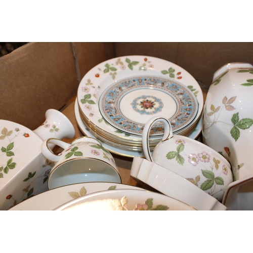 269 - A collection of Wedgwood 'Wild Strawberry' pattern tea and dinner ware to include eight 27cm dinner ... 