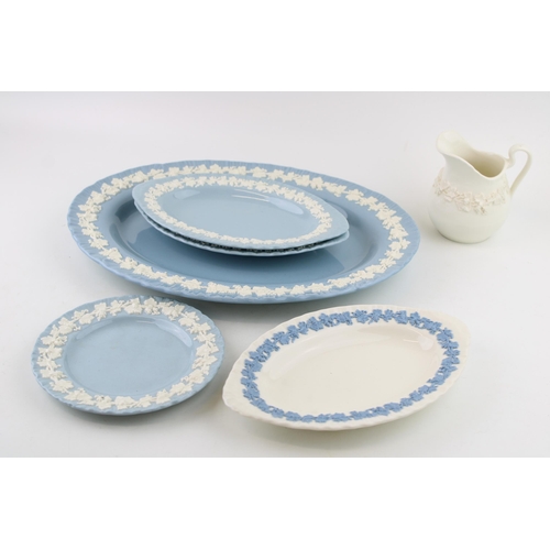 290 - A collection of Wedgwood Queensware items to include 36cm x 28cm oval plate, three 23cm x 15cm toget... 