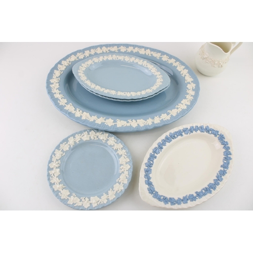 290 - A collection of Wedgwood Queensware items to include 36cm x 28cm oval plate, three 23cm x 15cm toget... 