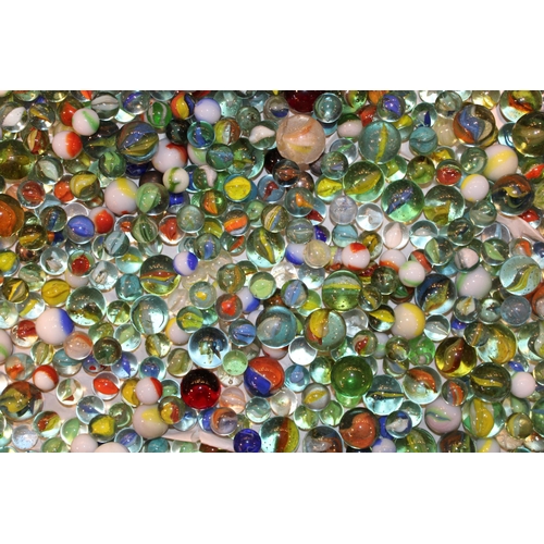 302 - A large quantity of vintage and antique marbles. (Qty)