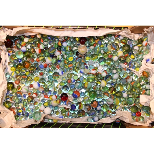 302 - A large quantity of vintage and antique marbles. (Qty)