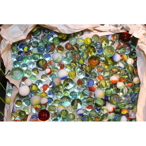 302 - A large quantity of vintage and antique marbles. (Qty)