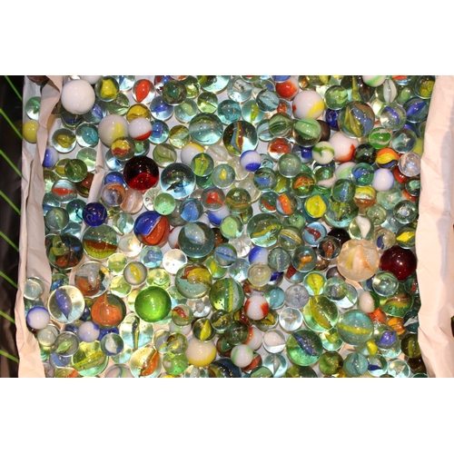 302 - A large quantity of vintage and antique marbles. (Qty)