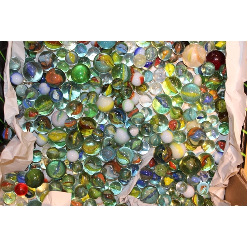 302 - A large quantity of vintage and antique marbles. (Qty)