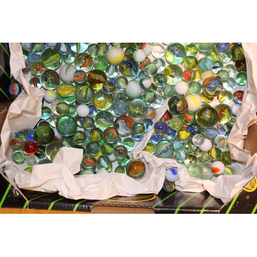 302 - A large quantity of vintage and antique marbles. (Qty)