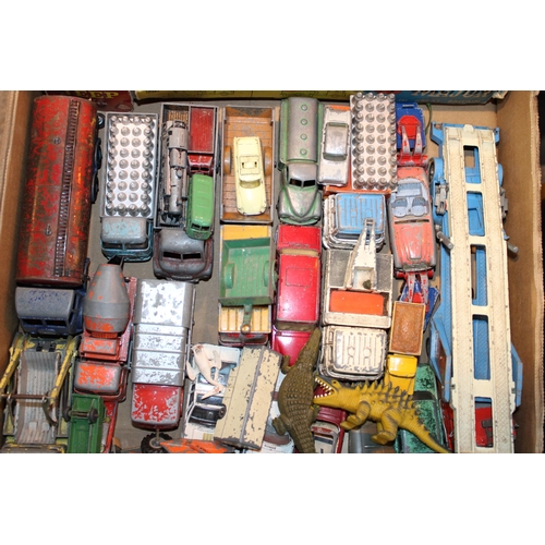 440 - A collection of vintage die cast toy vehicles to include Matchbox, Corgi and similar, of note boxed ... 