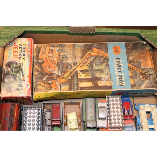 440 - A collection of vintage die cast toy vehicles to include Matchbox, Corgi and similar, of note boxed ... 