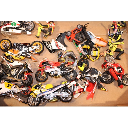 443 - A collection of 'Minichamps' type collectors toy models of racing motorcycles / motorbikes a/f. (Qty... 