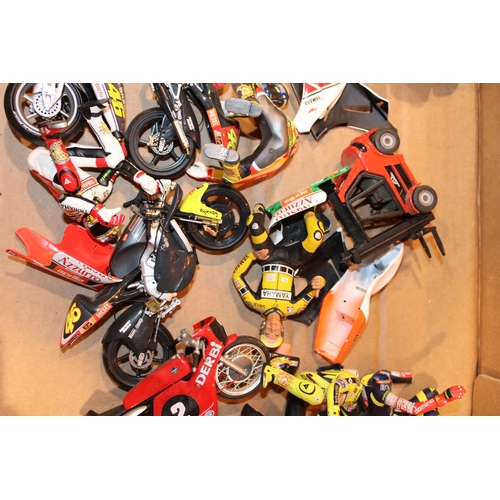 443 - A collection of 'Minichamps' type collectors toy models of racing motorcycles / motorbikes a/f. (Qty... 