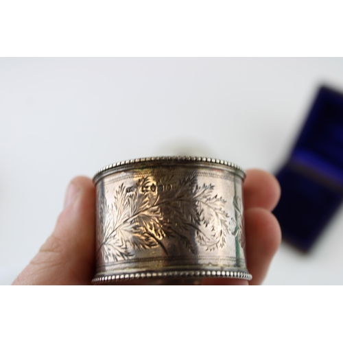 557 - A collection of silver items to include napkin ring, menu holder, SS Oronsay pill box, a silver blad... 