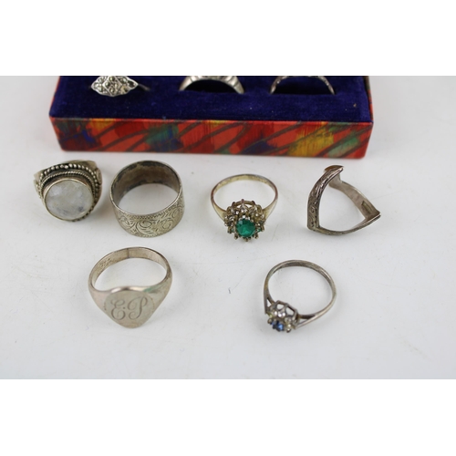 559 - A collection of vintage and antique ladies and gentleman's silver rings to include signet ring, buck... 