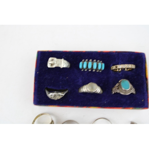 559 - A collection of vintage and antique ladies and gentleman's silver rings to include signet ring, buck... 