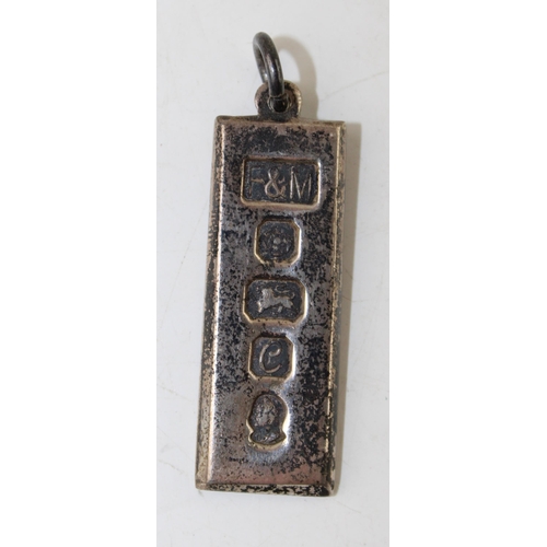 560 - A silver ingot pendant. 16.7g