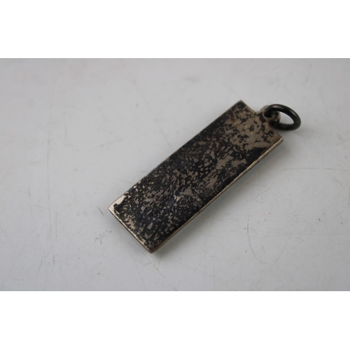 560 - A silver ingot pendant. 16.7g