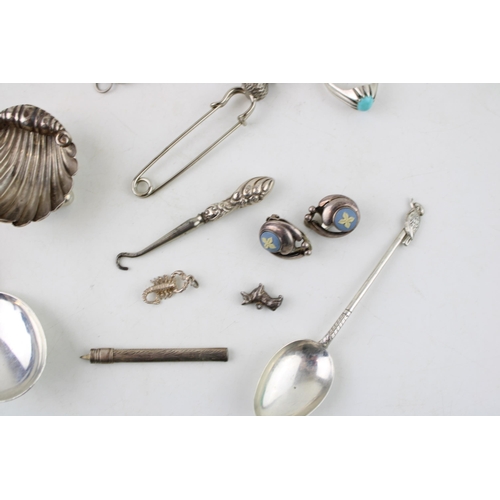 564 - Pleasing Victorian silver tea caddy spoon, together with un-hallmarked similar item and silver salt,... 