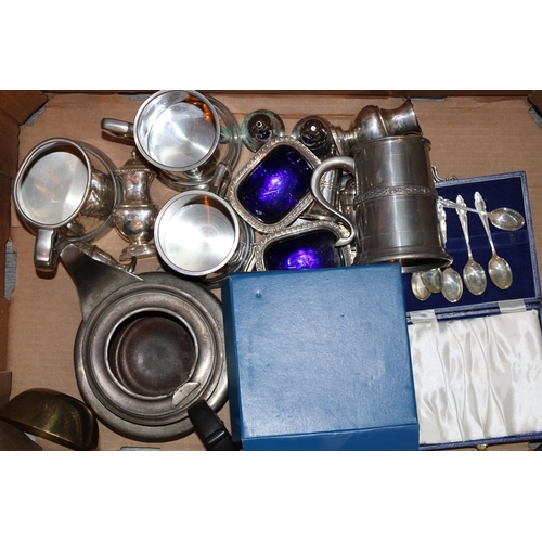 567 - A collection of silver plated and pewter items to include tankards, tray, cutlery and cruet sets. (Q... 