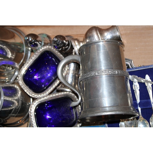 567 - A collection of silver plated and pewter items to include tankards, tray, cutlery and cruet sets. (Q... 