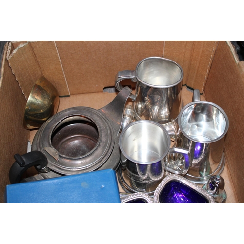 567 - A collection of silver plated and pewter items to include tankards, tray, cutlery and cruet sets. (Q... 