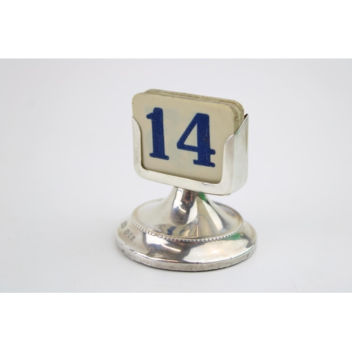 584 - Silver desk calendar, date only, composite plaquettes, London 1925, Fergenbaum & Sons, 5cm tall.