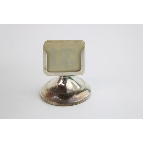 584 - Silver desk calendar, date only, composite plaquettes, London 1925, Fergenbaum & Sons, 5cm tall.