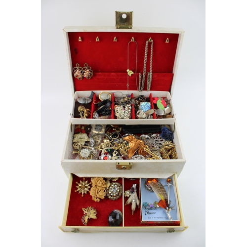 610 - A vintage jewellery box containing a number of vintage costume jelly brooches, necklaces and other s... 