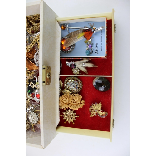 610 - A vintage jewellery box containing a number of vintage costume jelly brooches, necklaces and other s... 