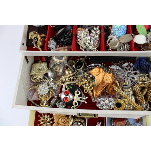 610 - A vintage jewellery box containing a number of vintage costume jelly brooches, necklaces and other s... 