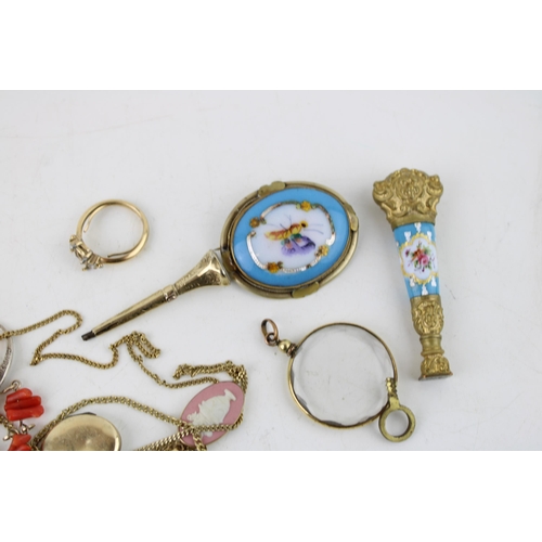 622 - Good assortment of vintage and antique jewellery and items of interest including gold cased propelli... 