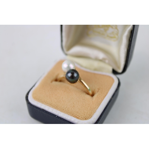 632 - Pearl crossover ring with black pearl on 9ct yellow gold in vintage ring box. Ring size R - S. Gross... 