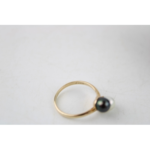 632 - Pearl crossover ring with black pearl on 9ct yellow gold in vintage ring box. Ring size R - S. Gross... 