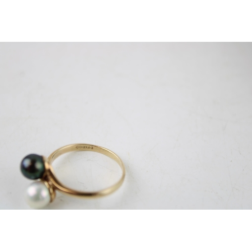 632 - Pearl crossover ring with black pearl on 9ct yellow gold in vintage ring box. Ring size R - S. Gross... 