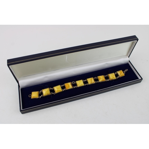 635 - Silver and amber bracelet, 19cm long.