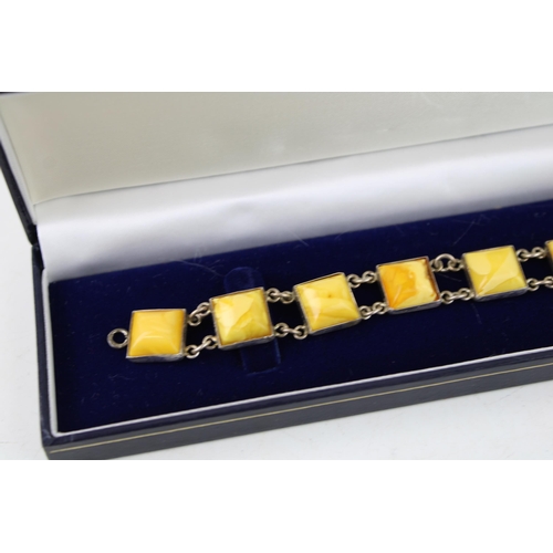 635 - Silver and amber bracelet, 19cm long.