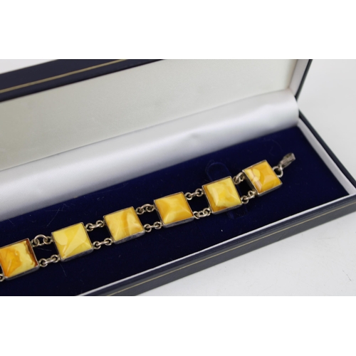 635 - Silver and amber bracelet, 19cm long.