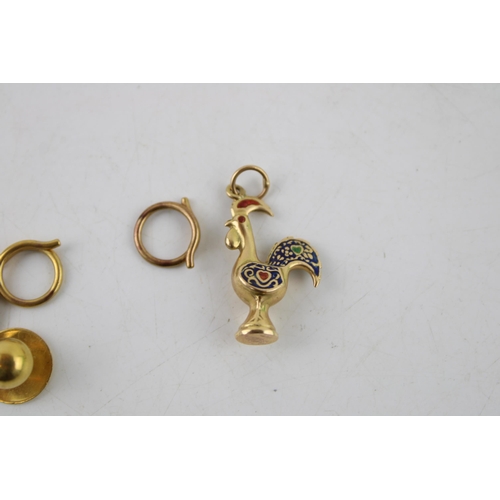 640 - A single 18ct gold stud, 1.2g, with a 9ct gold chicken charm, 1.2g, with plated accessories.