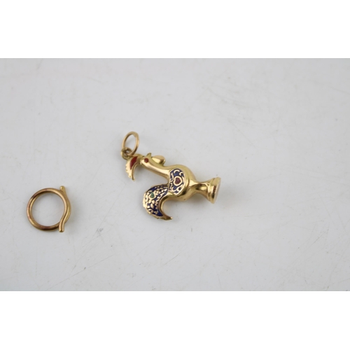 640 - A single 18ct gold stud, 1.2g, with a 9ct gold chicken charm, 1.2g, with plated accessories.