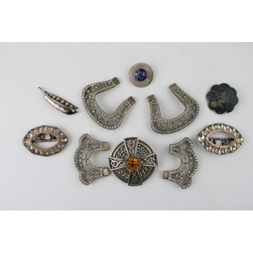 643 - A collection of costume jewellery to include c19th Victorian decorative shoe buckles, brooches and a... 