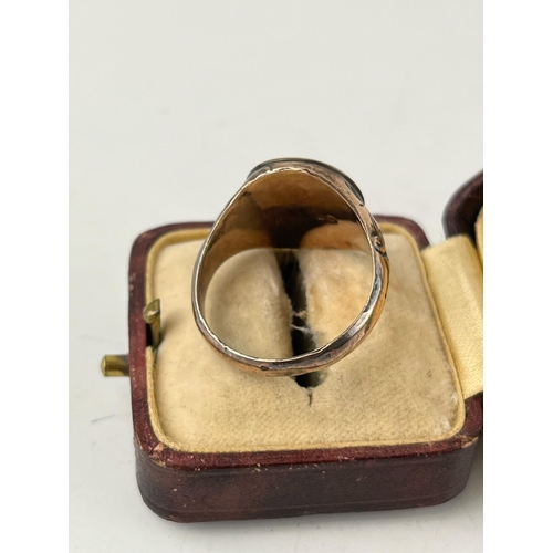 648 - Antique 9ct gold gentleman's signet ring, in period box, set carnelian, 2.5g, size S.