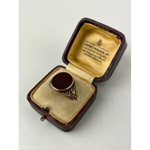 648 - Antique 9ct gold gentleman's signet ring, in period box, set carnelian, 2.5g, size S.