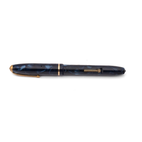 263 - A Conway Stewart 'Dinky' fountain pen with 9ct gold nib. Length 10.5cm.