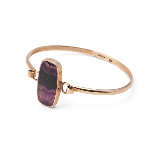 427 - A 9ct gold and Blue John bangle, the shaped rectangular lozenge of Blue John with banded striation, ... 