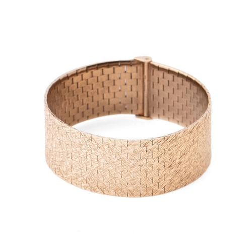 428 - A 9ct gold bracelet, of Modernist, Brutalist design, the brick link strap finished as a continuous l... 