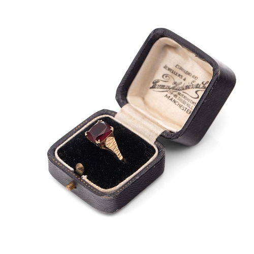 435 - A 9ct yellow gold ring, set garnet style stone in vintage jewellery box. Ring size Q. Weight 2.4g.