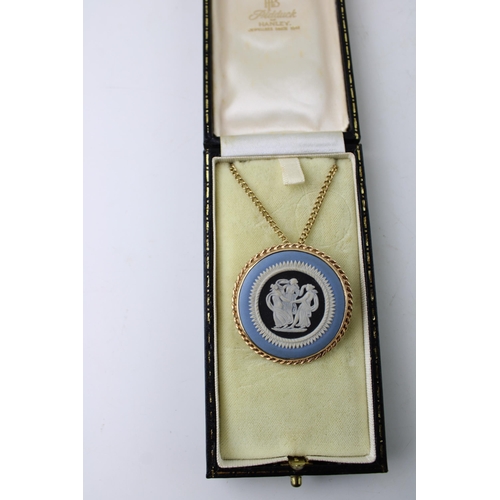 245 - A Wedgwood Tri-colour brooch / pendant in a 9ct yellow gold mount on a gold plated chain. Diameter 3... 