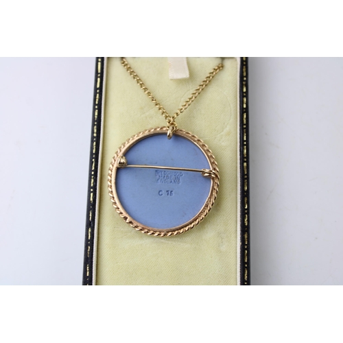 245 - A Wedgwood Tri-colour brooch / pendant in a 9ct yellow gold mount on a gold plated chain. Diameter 3... 