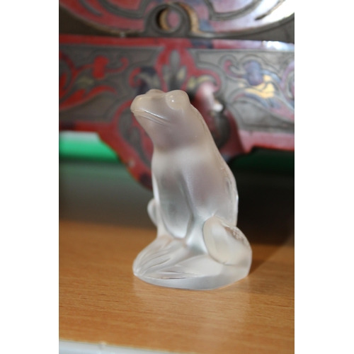 38 - Lalique model of a seated frog, 5.5cm tall.