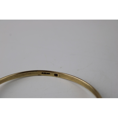 427 - A 9ct gold and Blue John bangle, the shaped rectangular lozenge of Blue John with banded striation, ... 