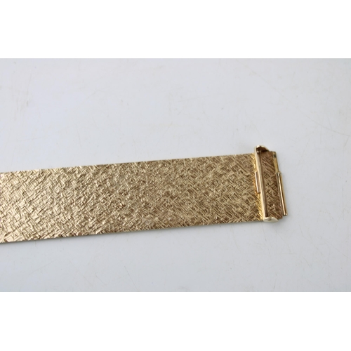 428 - A 9ct gold bracelet, of Modernist, Brutalist design, the brick link strap finished as a continuous l... 