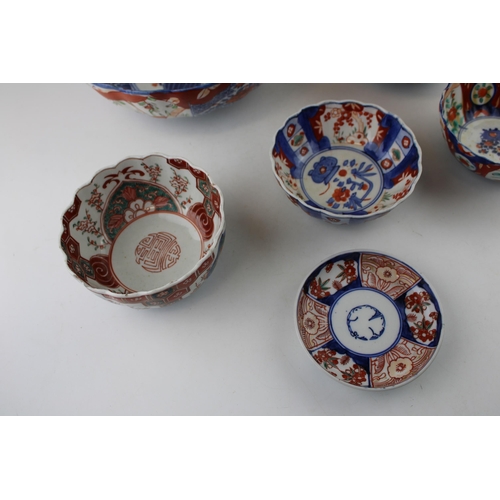 43 - An interesting collection of 19th century and later Japanese Imari items to include bowls and a smal... 