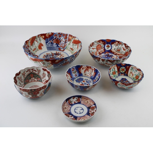 43 - An interesting collection of 19th century and later Japanese Imari items to include bowls and a smal... 